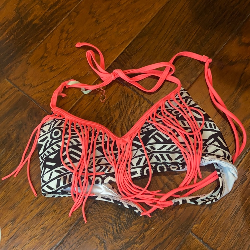 A cute black and white pattern top with pink